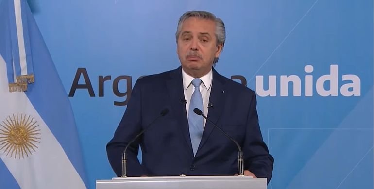 Denunciaron a Alberto Fernández por presunta traición a la patria