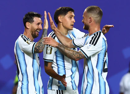 Argentina debutó con una goleada ante Argelia y Messi fue la gran figura de la noche